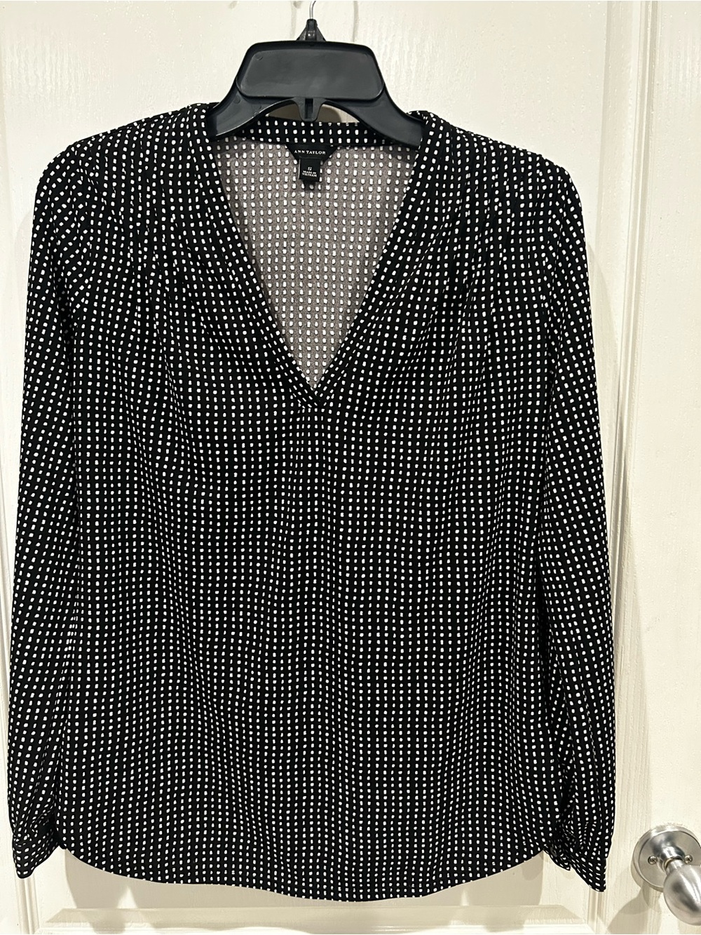 ANNE TAYLOR Women Small Black & White V-Neck Dot Blouse